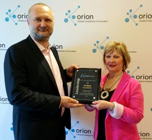 Janine Griffore, Assistant Deputy Minister, French-language, Aboriginal learning and Research division, Ministry of Education, presents Éric Minoli with the ORION 2016 Kindergarten to Grade 12 Leadership Award. 